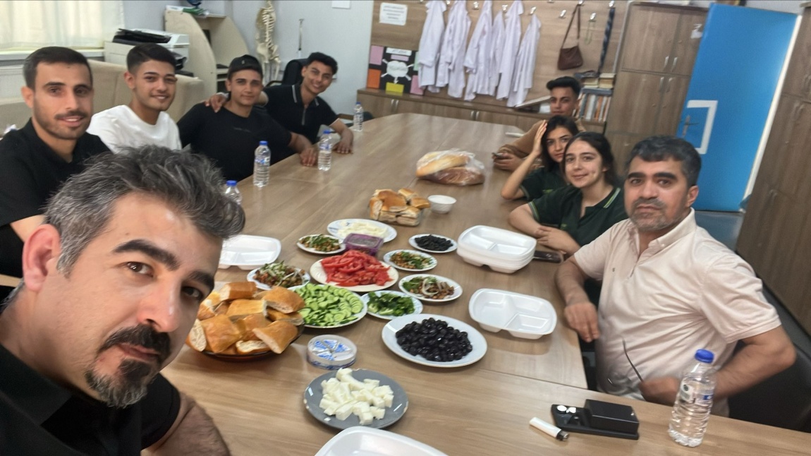 Gençlerle Kahvaltı
